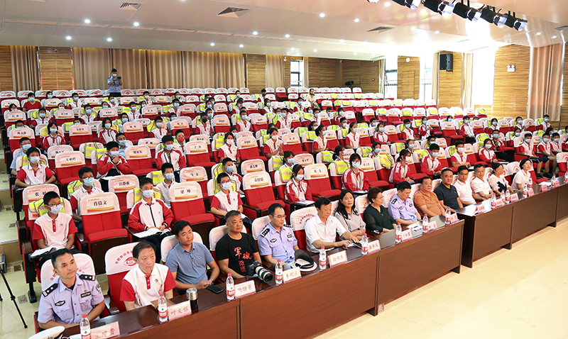 以光之名 护你前行——3499拉斯维加斯科技为合肥新站寿春实验中学捐赠1000套反光服